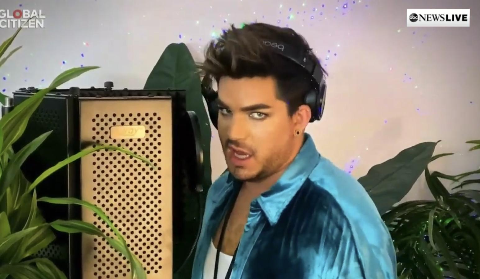 Desde una decorada parte de su casa, Adam Lambert interpretó su tema 'Mad World' .