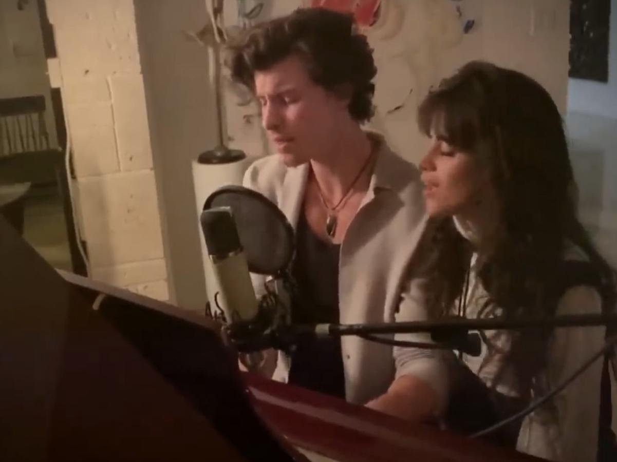 La pareja de cantantes, que pasa los días de confinamiento junta, emocionó durante su interpretación de la conocida canción 'What A Wonderful World'.