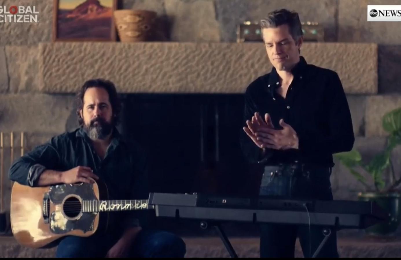 También en varias ocasiones pudimos ver a la banda The Killers, que cautivó a la audiencia con la interpretación que su vocalista, Brandon Flowers, y el baterista, Ronnie Vannucci Jr, hicieron desde casa de temas como 'Caution'.