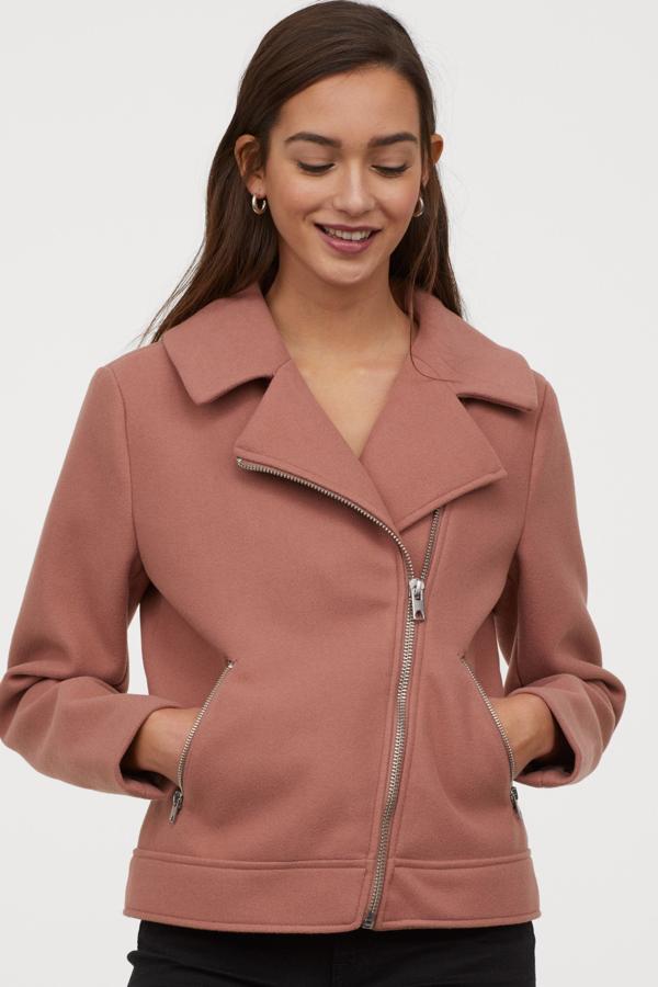 Esta cazadora biker forrada y de tejido suave cuenta con solapas y cierre frontal con cremallera. Tiene un precio de 49,99 euros, es de H&M y está disponible en rosa y en negro.