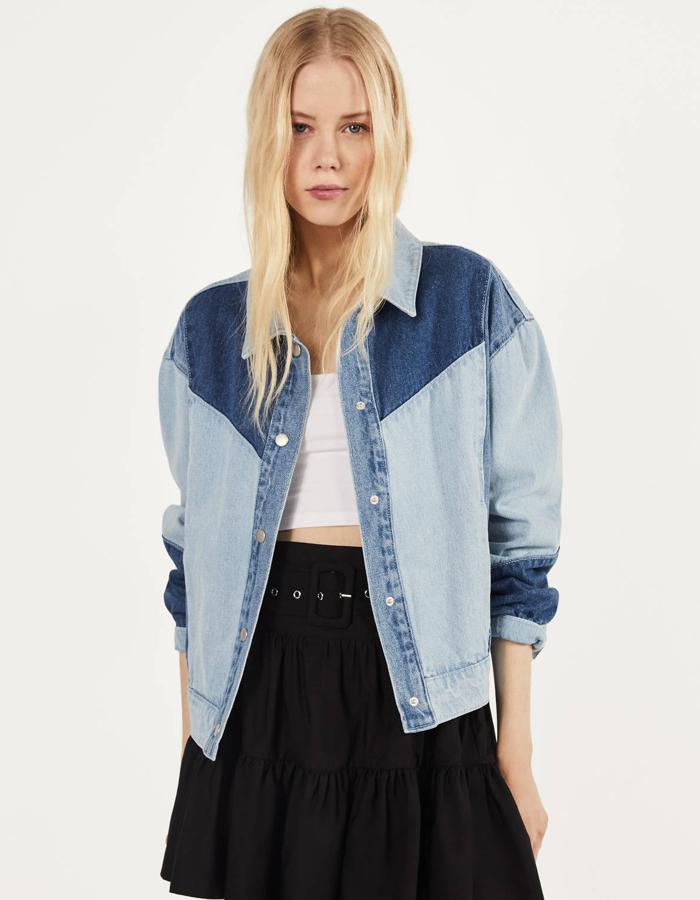 Esta cazadora denim con contraste de colores y cierre con botones metálicos, tiene un precio rebajado de 21,59 euros. Es de Bershka y está disponible desde la talla XS a la L.