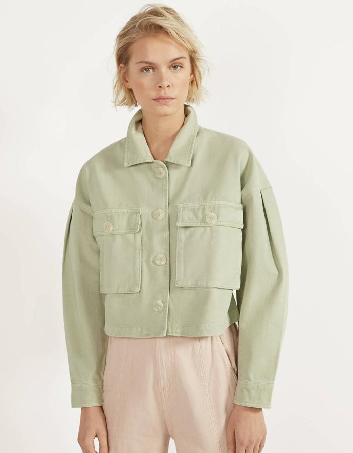 En color verde (también disponible en crudo, negro y rosa) y con grandes botones, esta cazadora de Bershka tiene un precio de 19,99 euros.