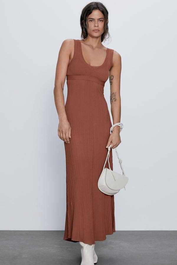 En color teja, de tirantes y con escote redondo, este vestido largo de punto de Zara sienta como un guante. Tiene un precio de 39,95 euros uy está disponible en las tallas S, M y L.