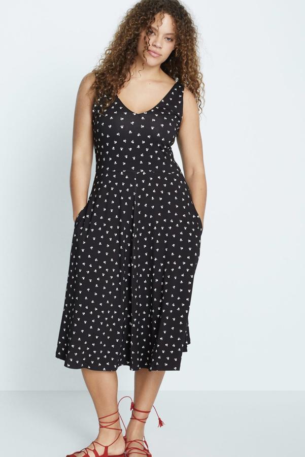 Este vestido midi negro con tejido fluido y diseño acampanado sienta de maravilla. Con cintura entallada, escote de pico y bolsillos laterales, tiene un precio de 39,99 euros.