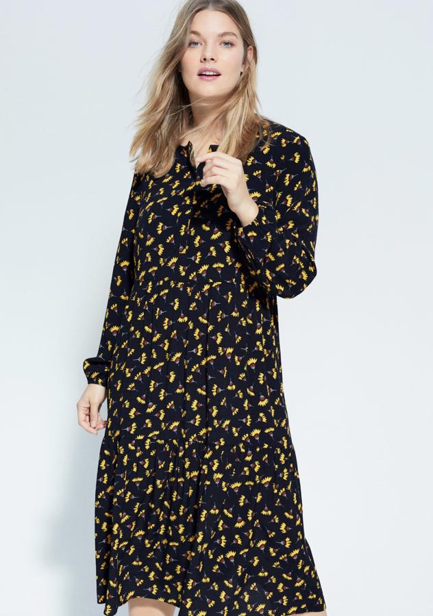 Con fondo negro y flores en amarillo, este vestido fluido cuesta 49,99 euros. De manga larga y puños elásticos, tiene bajo un poco acampanado.