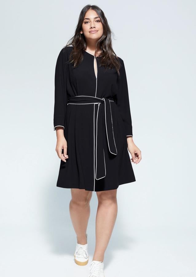 Las rebajas de la marca nos traen este vestido negro con ribetes en blanco por un precio de 39,99 euros. De manga larga y lazo a la cintura, tiene abertura con detalle de lágrima en la parte del escote.
