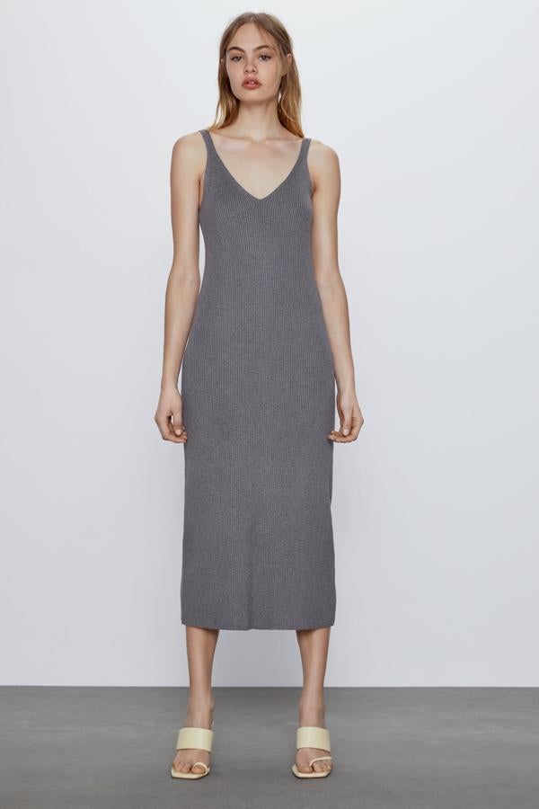 Zara nos propone este vestido de canalé en color gris que ha rebajado hasta los 12,99 euros que cuesta ahora. De tirantes y con escote de pico, está disponible en las tallas S, M y L, y también lo puedes encontrar en color arena.