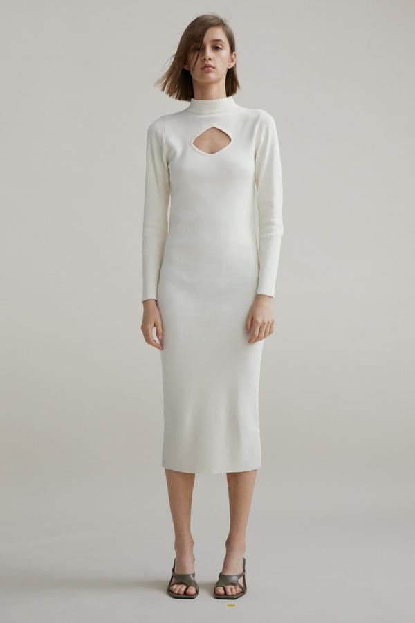 Una de las propuestas más favorecedoras de Zara es este vestido largo de cuello subido en color crudo. Con abertura en la zona del pecho, tiene un precio de 29,95 euros y está disponible en las tallas S, M y L.