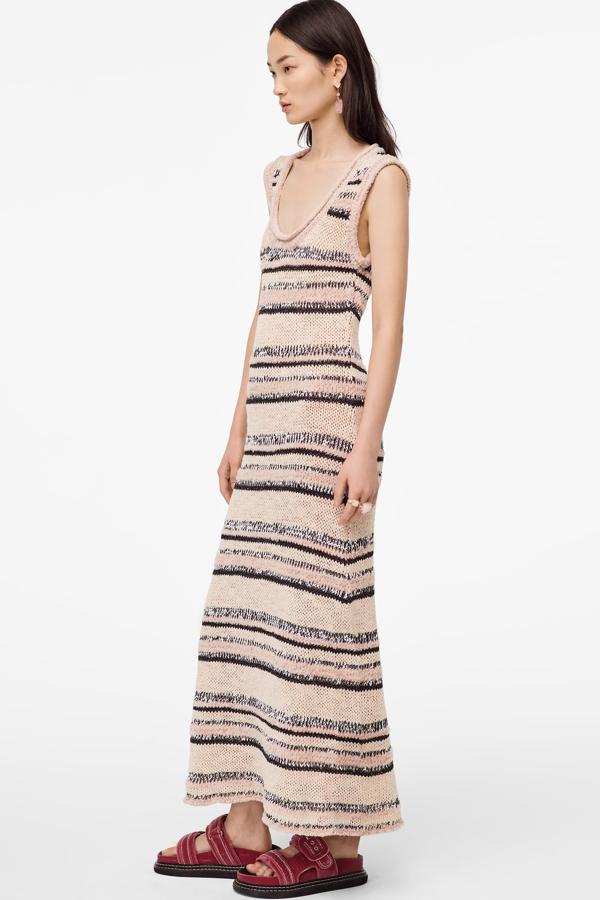 Este vestido largo de punto confeccionado con mezcla de hilo italiano es una de las joyas de Zara esta primavera. Con escote redondo y manga sisa, tiene un precio de 69,95 euros y está disponible en las tallas S, M y L.
