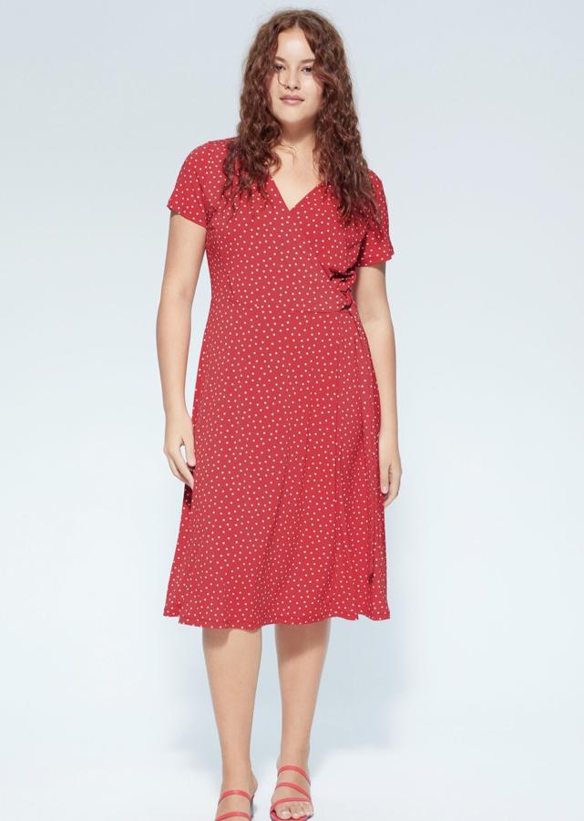Con escote de pico cruzado y manga corta, este vestido en color rojo tiene un precio de 39,99 euros. Cuenta con hebilla decorativa y forro interior.