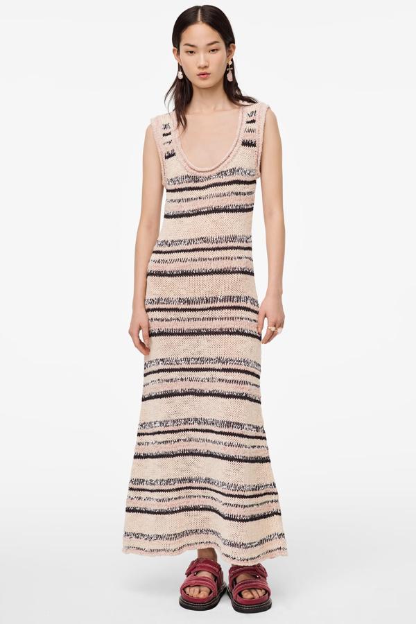 Para las que no se resistan al encanto del punto ni en verano, Zara ha lanzado este vestido confeccionado con mezcla de hilo italiano. Con escote redondo amplio y manga sisa, cuesta 69,95 euros y está disponible entre las tallas S y L.