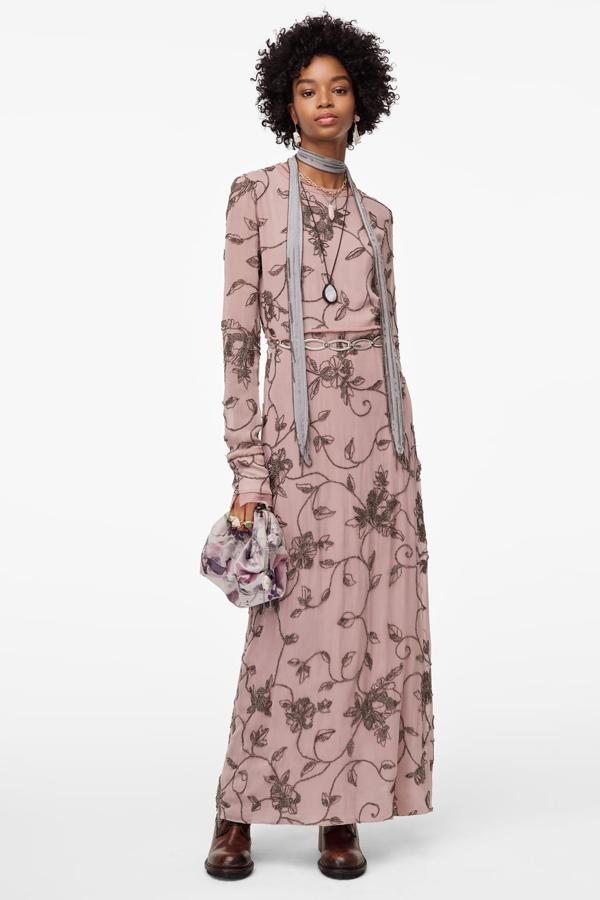 Otra de las propuestas en color rosa de Zara es este vestido con cuello redondo y mangas largas acabadas en botones metálicos. El estampado florido está creado con apliques combinados a contraste. Cuesta 129 euros y está disponible entre las tallas XS y M.