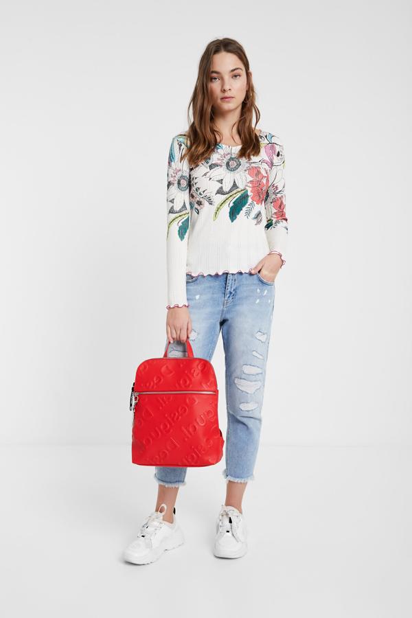 En canalé de manga larga, blanca con estampado de flores y plumas, esta camiseta la puedes llevar por dentro del pantalón o por fuera, así dejarás a la vista el detalle de los remates de sus costuras. Además, pertenece a las rebajas mid season de la firma y  se ha quedado en 27,97 euros de los 39,95 que costaba.