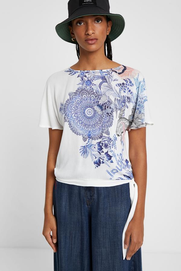 De corte amplio y un desenfadado nudo en un lateral, lo que convierte en especial a esta camiseta es su dibujo: una mezcla de mandalas y peces inspirados en los grabados japoneses.  También está rebajada de 39,95 a 27,97 euros.
