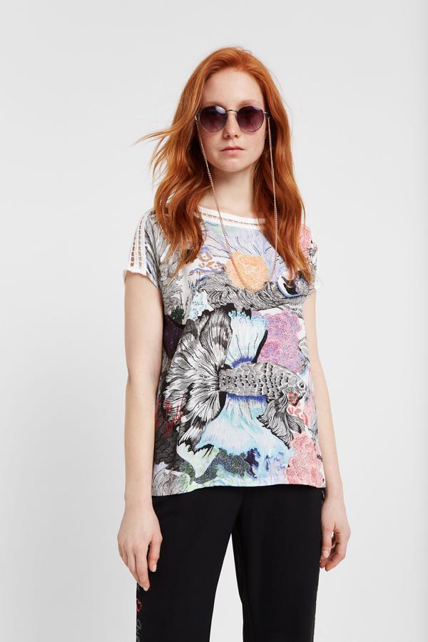 Este modelo es de los más especiales de la colección de Desigual. Por su estampado inspirado en los grabados japoneses, con las carpas como protagonistas, y por sus detalles de crochet en cuello y hombros.  Está rebajada de 39,95 a 27,97 euros  gracias a los descuentos mid season de la marca.