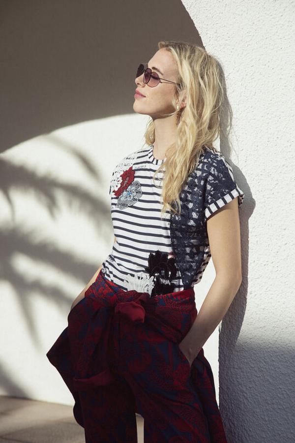 Lo reconocemos, las rayas marineras son nuestra debilidad para los looks de primavera/verano. Seguro que cuando veas esta camiseta, que además las combina con flores y detalles de encaje, también serán la tuya.  Y más cuando sepas que está rebajada, de 59,95 euros a 41,97.