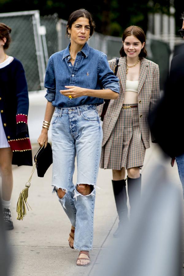 ¿Denim con denim? Siempre. Leandra Medine lo sabe y no ha dudado en llevar el total look con unos  vaqueros rotos , otro must de esta primavera.