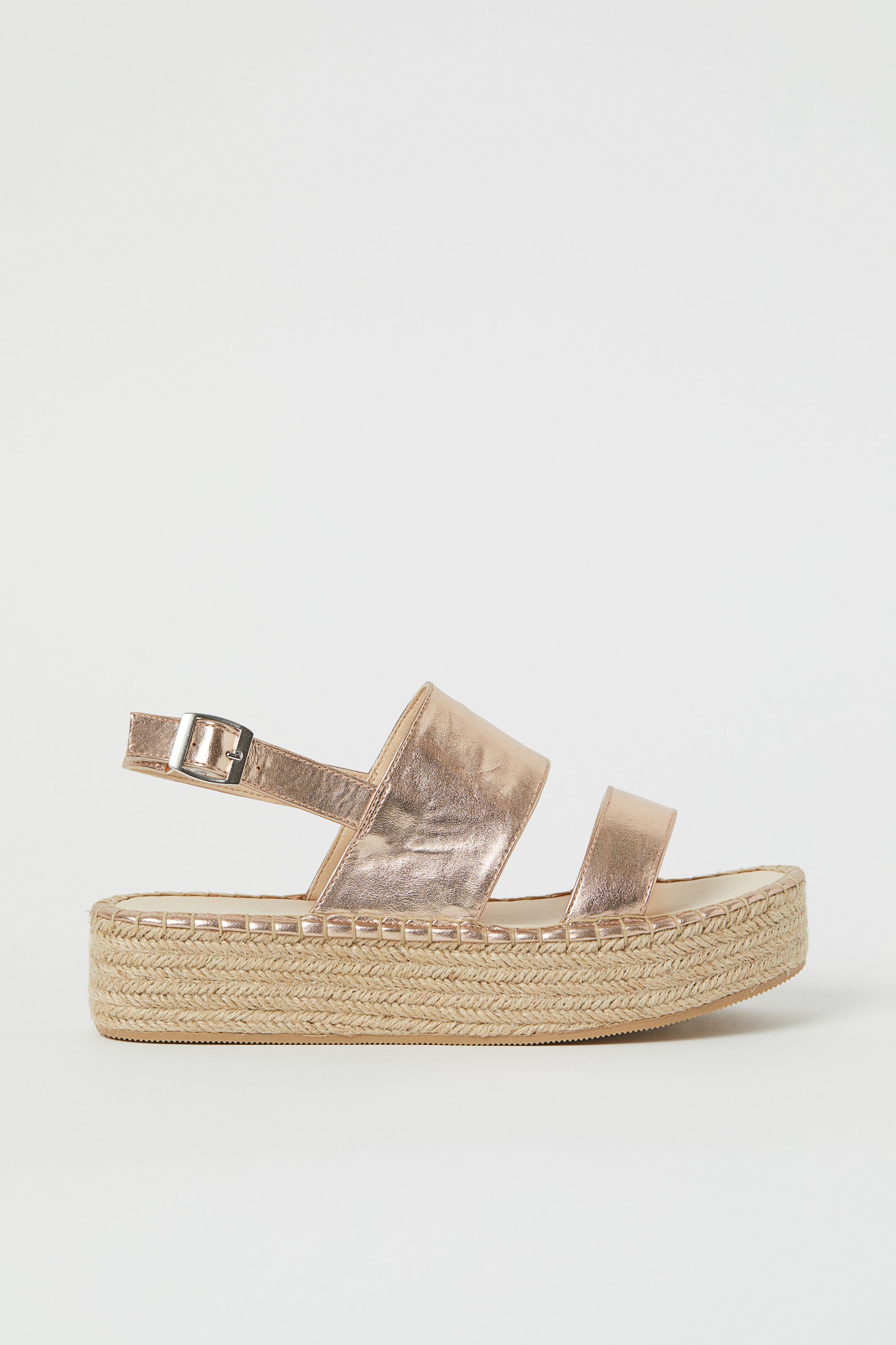¿Quién dijo que los tonos metalizados no son para el verano? ¡Se equivocaba! Estas sandalias de esparto de H&M son dignas de meter en la maleta en nuestras próximas vacaciones soñadas. (24,99 euros).