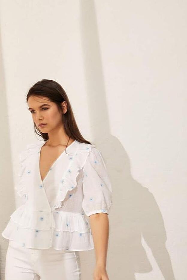 La blusa de estilo francés que nos ha enamorado pertenece a la nueva colecciónd e Stradivarius.