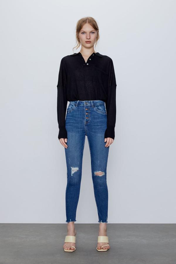 De tiro alto, con cinco bolsillos y efecto lavado, estos jeans high rise de Zara tienen cierre frontal con botones metálicos. De 25,95 euros han pasado a 12,99 euros y están disponibles entre las tallas 38 y 44.