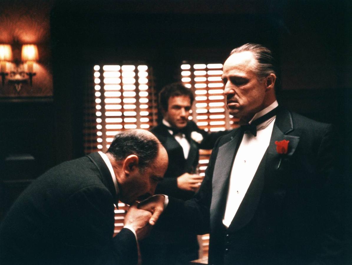 La  novela  de Mario Puzo sobre los Corleone, una familia de mafiosos de Nueva York, le dio a  Francis Ford Coppola  el material perfecto para crear una de las mejores trilogías de la historia del cine. El propio Puzo ayudó al cineasta a adaptar una historia de honor y violencia que ganó tres Óscar. Uno de ellos, a un enorme  Marlon Brando.
