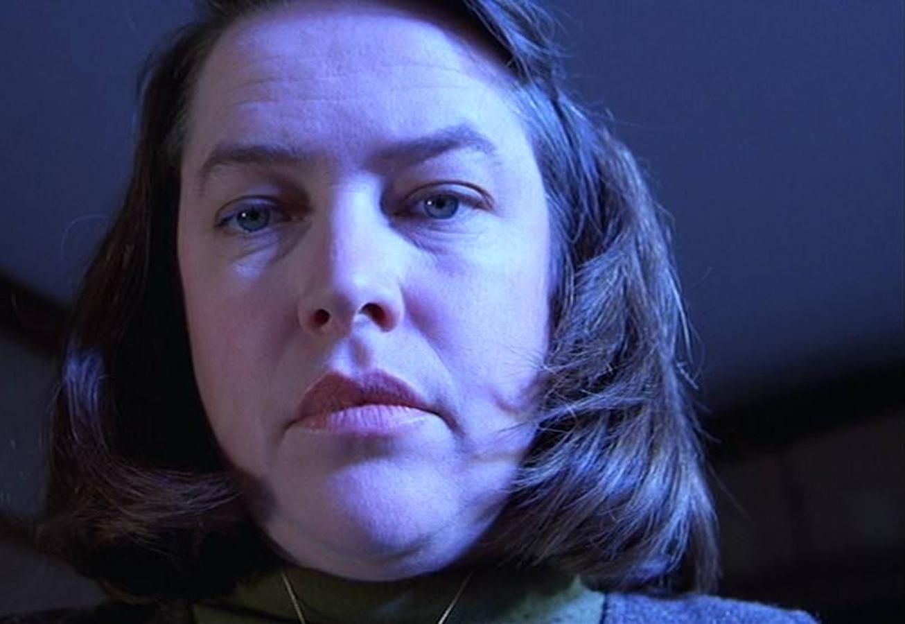 El escritor  Stephen King  es una fuente inagotable de historias que quedan perfectas cuando pasan a la pantalla grande. “It”, “Carrie”, “El resplandor”, “Cuenta conmigo”, “La milla verde”… Nos podríamos haber quedado con muchas de sus adaptaciones al cine, pero la de “Misery” es excepcional. El director  Rob Reiner  crea una atmósfera y una tensión tales que se convierten en escalofrío por la espalda. Y la adorable  Kathy Bates  nunca ha dado tanto miedo como en esta película. Su papel es el de una perturbada que idolatra y maltrata a la vez al pobre James Caan. La actriz está tan bien que se llevó el Óscar y el Globo de Oro. Eso sí, te recomendamos también leer el  libro .