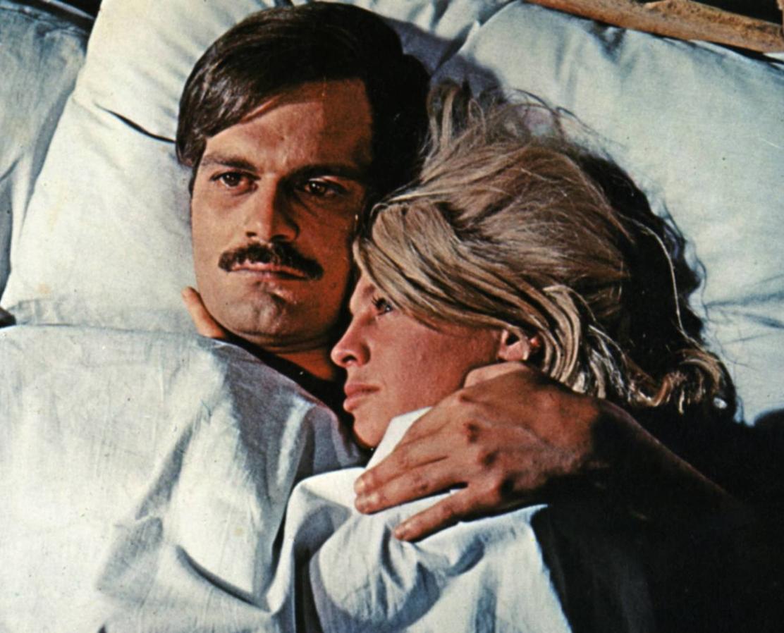 El ruso  Boris Pasternak  publicó la  novela  en 1957. Un año después, ganó el Premio Nobel de Literatura, que rechazó por presiones de la Unión Soviética. La historia detrás del propio libro es tan épica como la historia que narra: Pasternak tuvo que sacar el manuscrito de la Unión Soviética a través de un intermediario por miedo a la censura gubernamental y no se publicó en su país natal hasta tres décadas después. La legendario película, dirigida por  David Lean  y protagonizada por  Omar Sharif, Julie Christie, Geraldine Chaplin y Alec Guinness,  fue nominada a diez Óscar, de los que se llevó cinco.