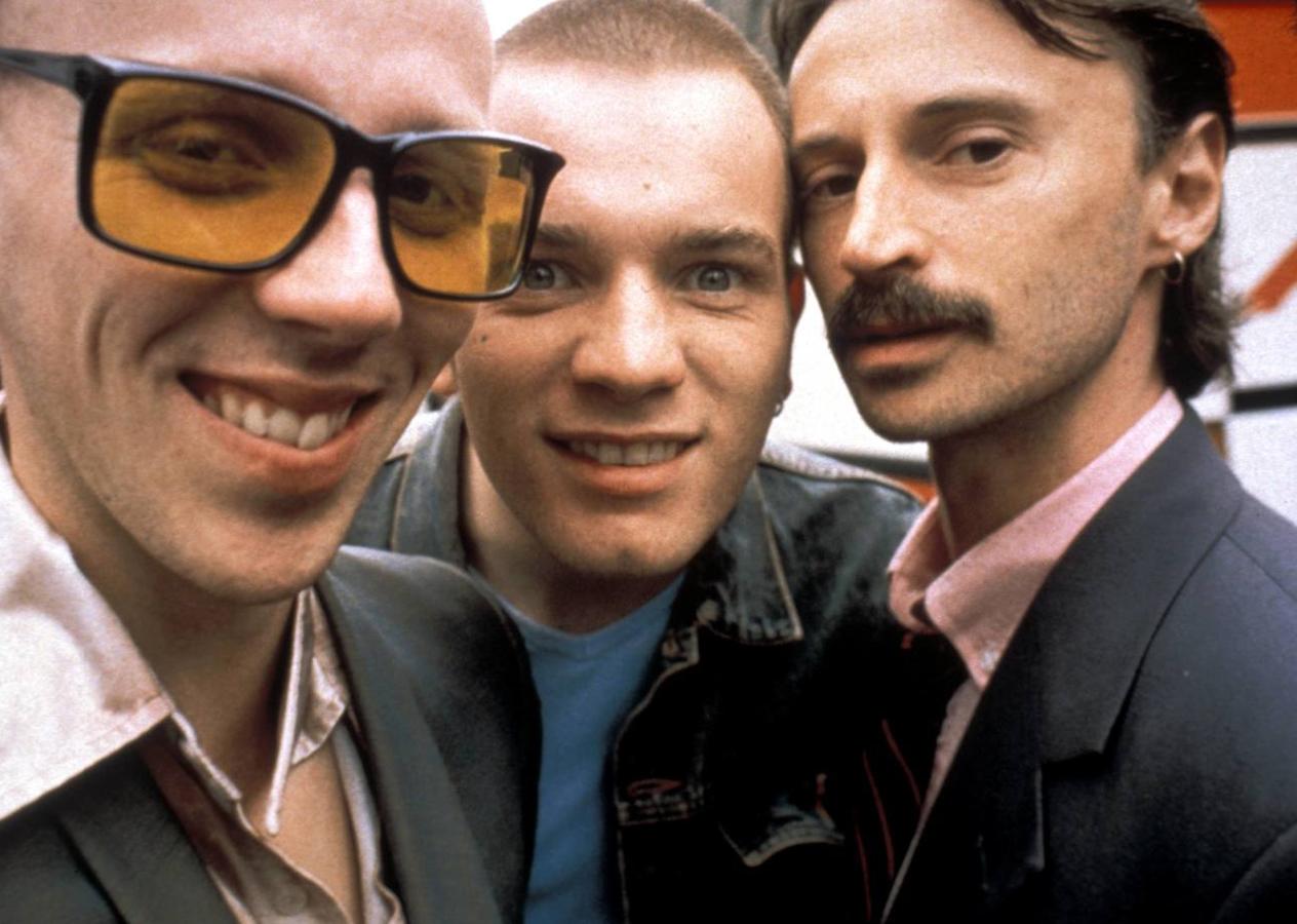 El británico  Irvine Welsh  publicó en 1993 su primera  novela , un retrato desnudo de un grupo de jóvenes de los suburbios de clase baja de Edimburgo. Su vida sin futuro tiene tres pilares: la heroína, el sexo y la música ‘indie’. El libro sedujo a la crítica, pero en 1996  Danny Boyle  la adaptó al cine y, entonces, ‘Trainspotting’ se convirtió en un fenómeno planetario. Muchos vieron en esta película con estética de videoclip el retrato de toda una generación moviéndose al ritmo frenético de una banda sonora prodigiosa.