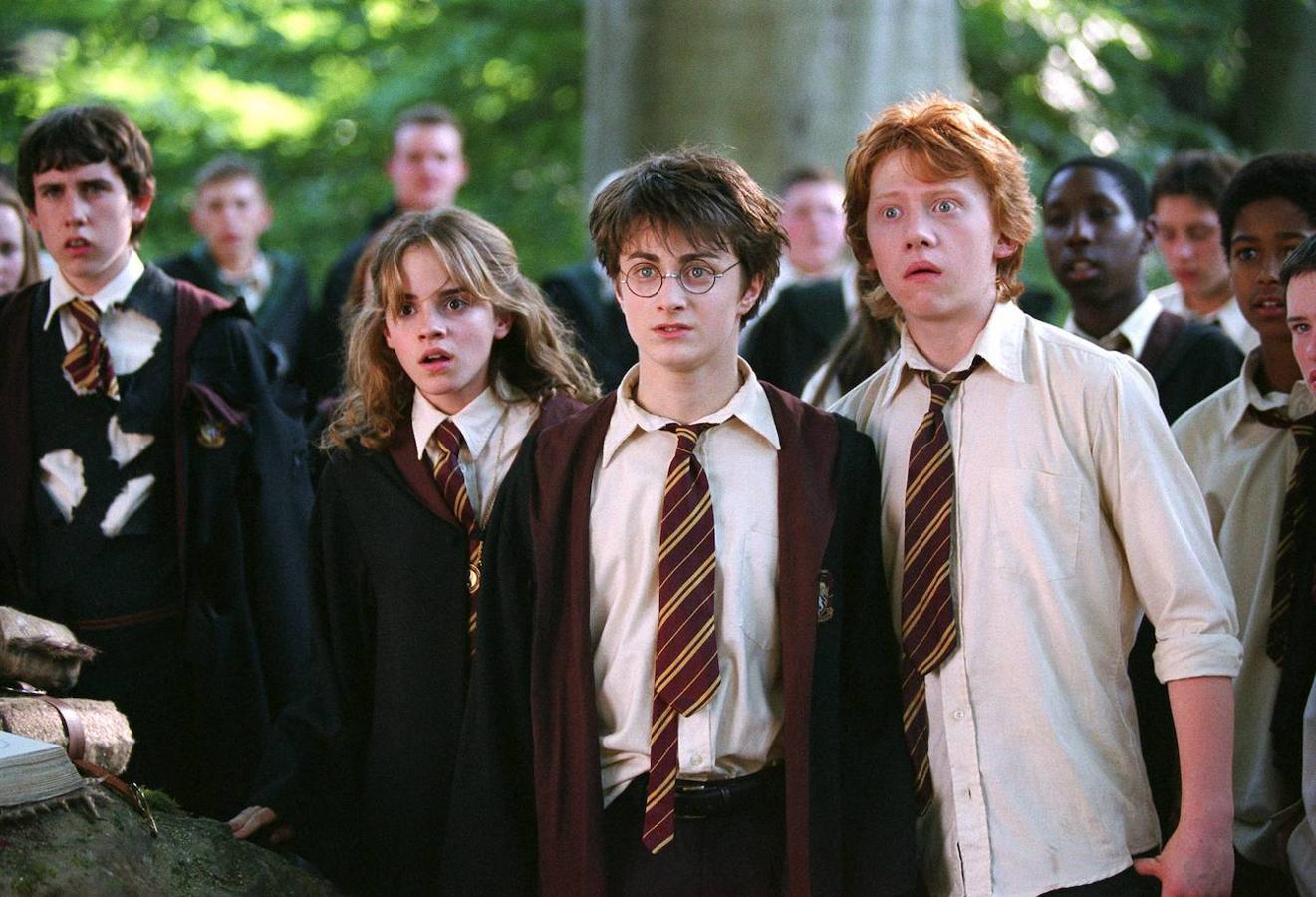 Las siete novelas de la saga literaria juvenil de  J. K. Rowlling  han dado material para nada menos que otras ocho películas de éxito. Muchos consideran que la tercera de la serie, “Harry Potter y el prisionero de Azkaban”, dirigida por  Alfonso Cuarón,  es la mejor: los personajes de Harry y sus amigos entran de lleno en la adolescencia, lo que dota a la historia y a la relación entre ellos de una profundidad emocional mucho más compleja que en las películas precedentes. Te invitamos a ver la película, pero también a leer el libro, que puedes encontrar en  Amazon .