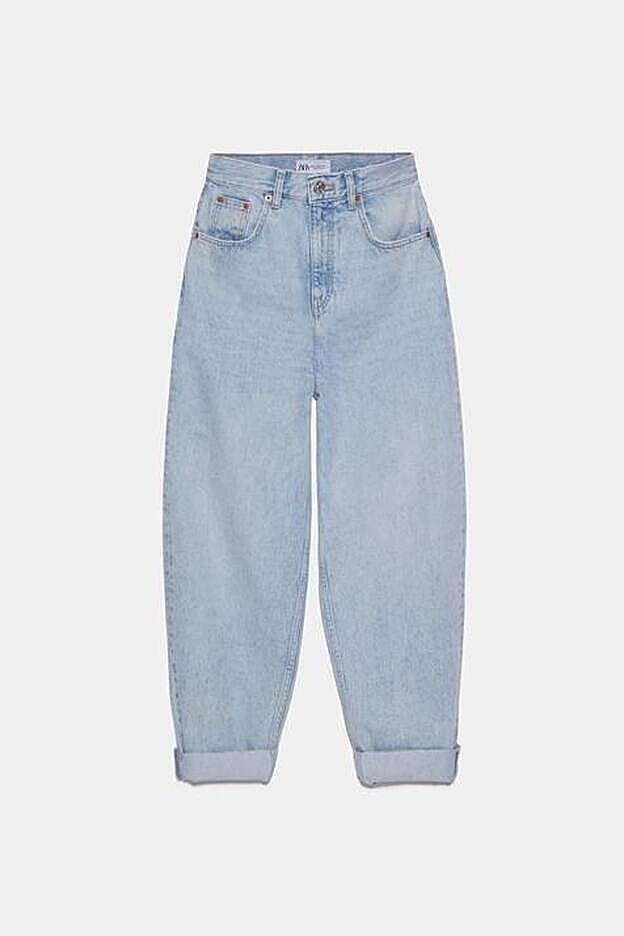 Zara tiene unos vaqueros estilo globo muy parecidos al estilismo que estamos clonando.