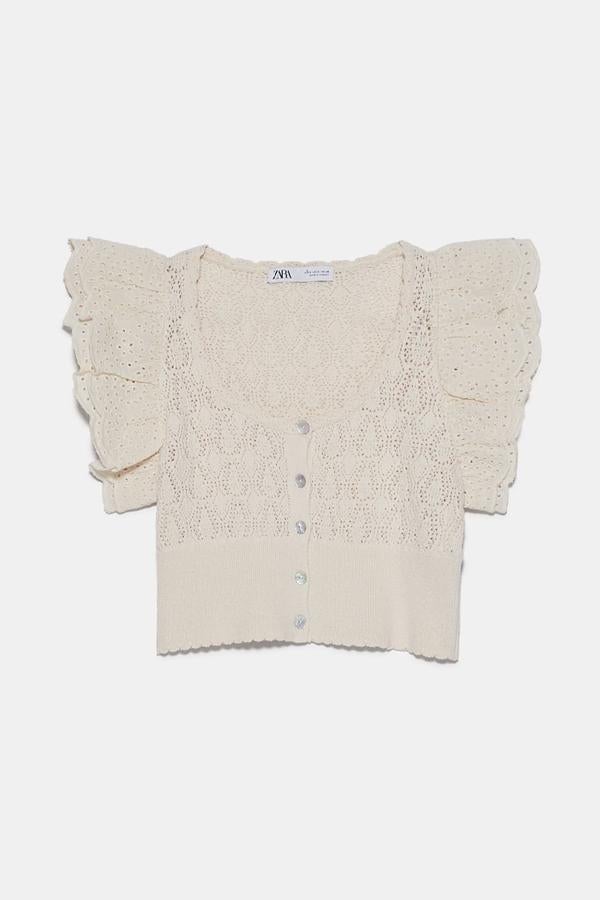 Tipo rebeca con punto calado, con botones en el frontal y volantes en las mangas (22,95 euros).