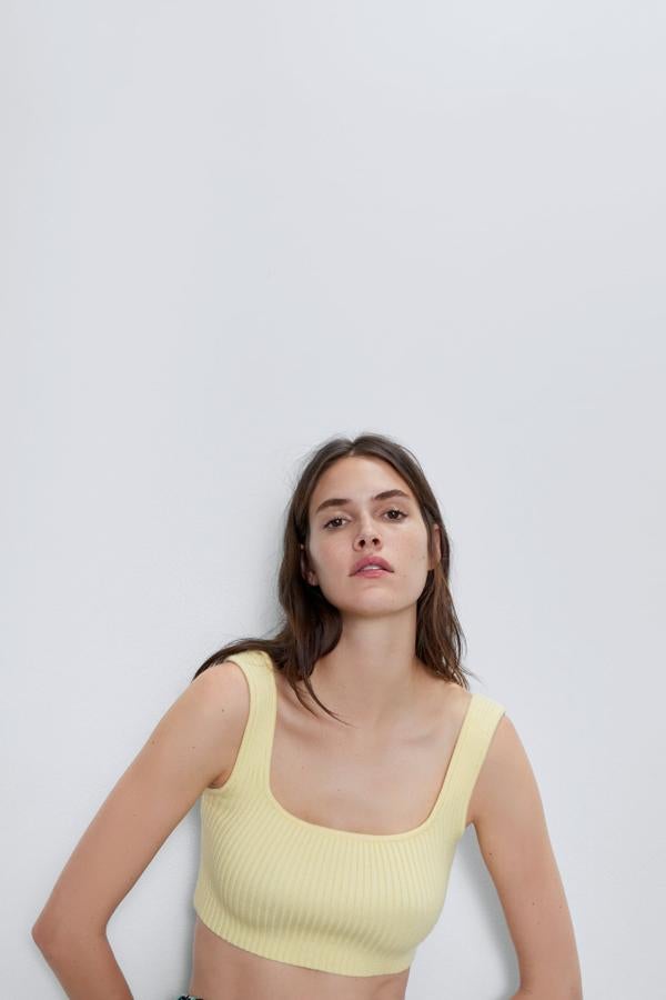 En amarillo, de canalé y de corte minimalista, muy de los 90 (12,95 euros).