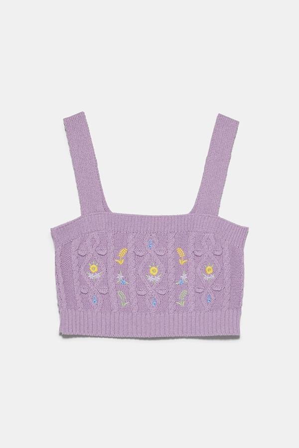 Romántico y en el color de moda -el morado- con flores bordadas (15,95 euros).