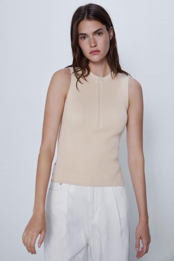 Con cremallera y punto de canalé, está disponible también en color negro (17,95 euros).