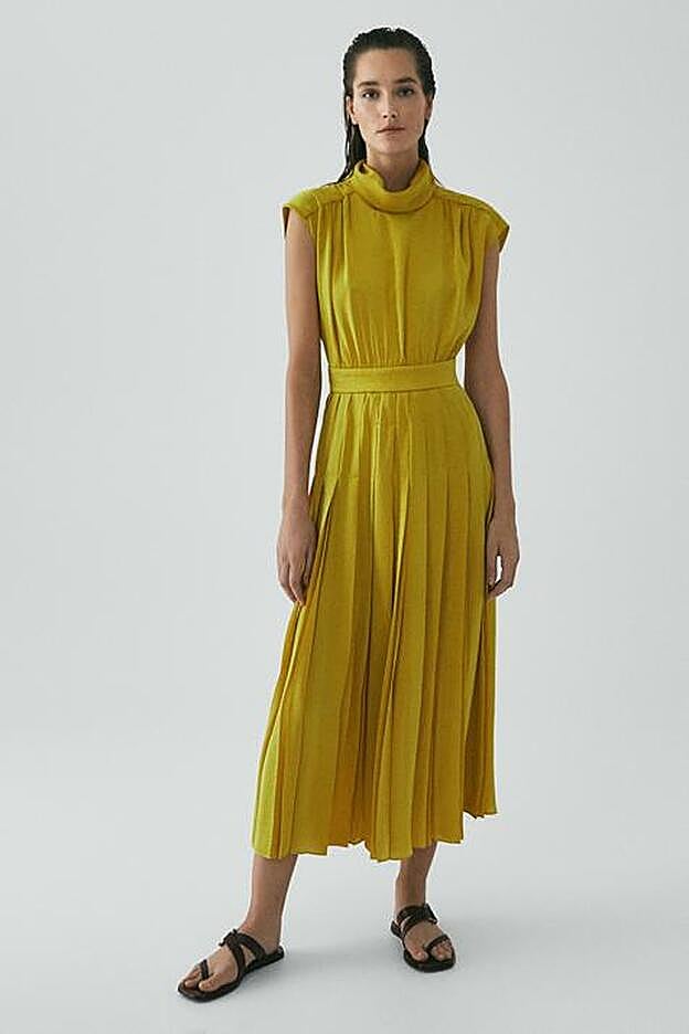 Vestido de raso en color lima, de Massimo Dutti (169 euros).