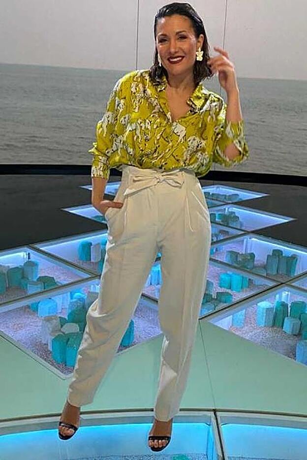 La presentadora, con su estilismo veraniego, en Supervivientes.