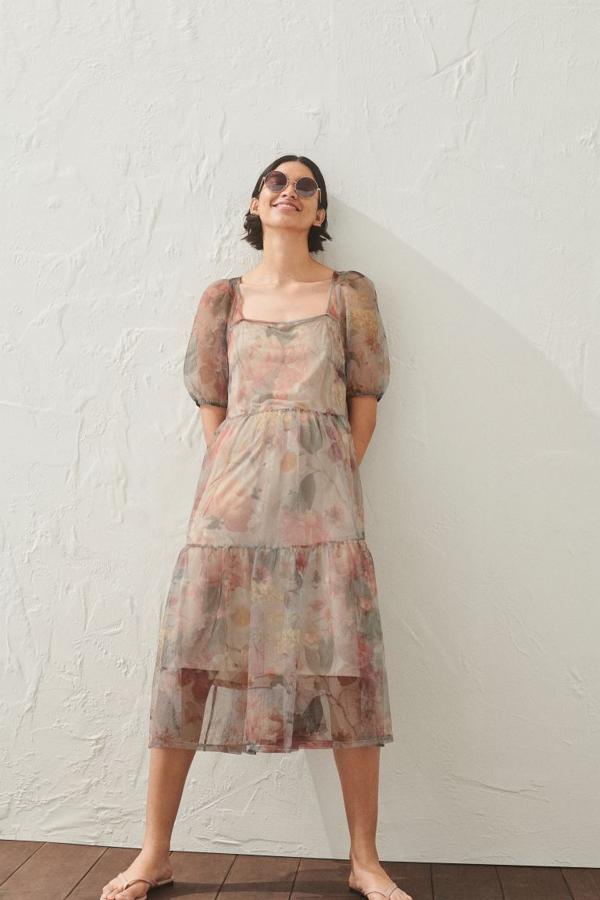 Vestido midi de flores de malla, de H&M (19,99 euros).