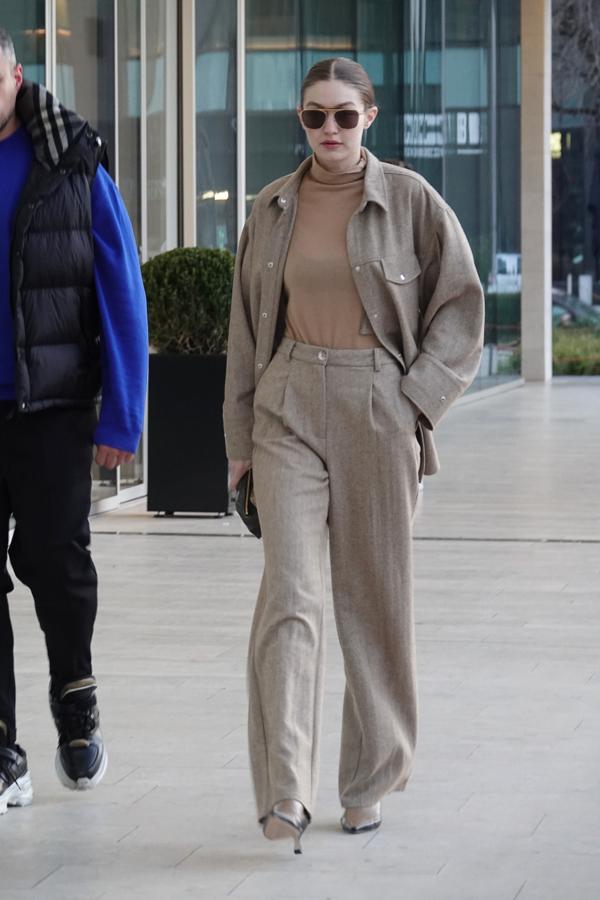 Otro traje, esta vez con pantalón palazzo y sobrecamisa.