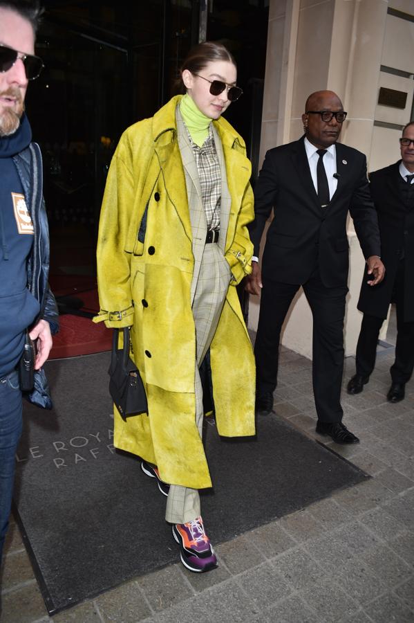 De nuevo con dos piezas sastre, pero esta vez juega con las superposiciones en varia scapas que van desde el jersey de cuello cisne en flúor hasta el abrigo lima.