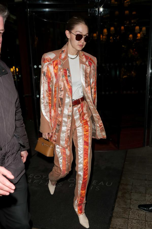 Este ha sido uno de sus trajes más originales, de efecto patchwork.