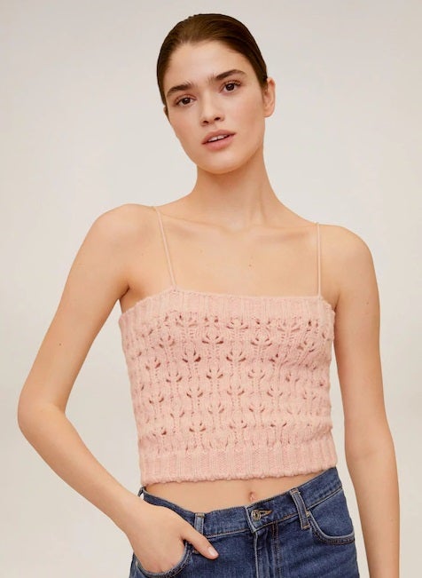 Top punto calado de Mango en rosa empolvado con tirantes finos. Combínalo con vaqueros para acertar de pleno (y lucir tipazo). (25,99 euros).