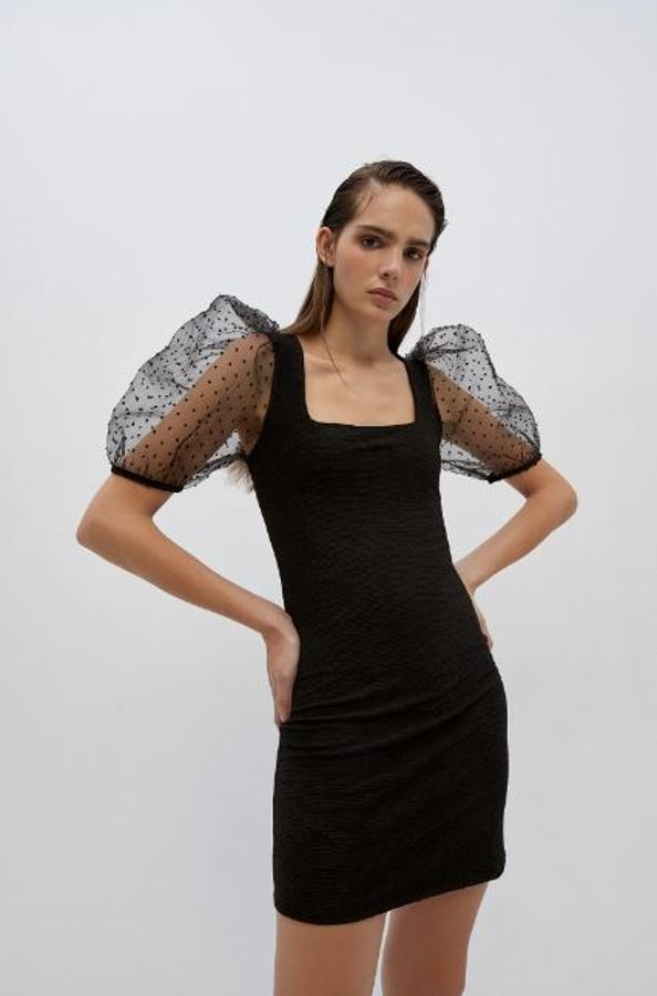 Vestido negro entalladao con mangas de plumeti, de Sfera (15,99 euros).