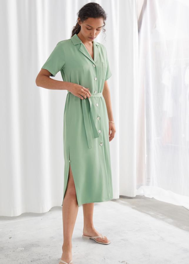 Vestido camisero verde menta de largo midi (89 euros).