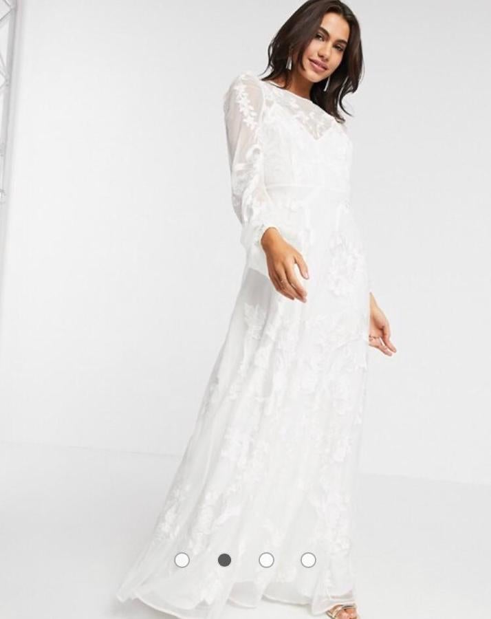 Vestido de boda con mangas de blusón y bordados de ASOS EDITION (269,99 euros), disponible  aquí .