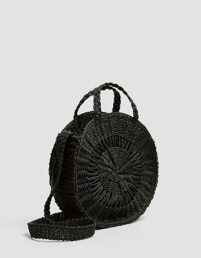 Confeccionado en yute en formato bandolera y color negro, este bolso tiene asas cortas y larga y cuesta 22,99 euros.