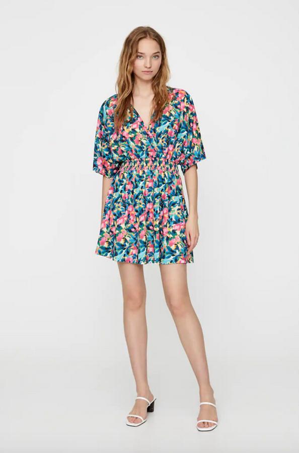 Entre las últimas incorporaciones del catálogo de Pull&Bear está este vestido mini de manga corta con escote de pico cruzado, con detalle de goma en la cintura. Cuesta 19,99 euros y está disponible entre las tallas XS y XL.