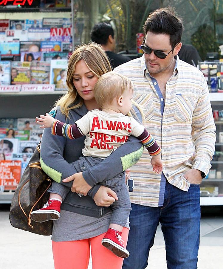 Entre 2010 y 2016, Hilay Duff estuvo casada con Mike Comrie. Una vez disuelto el matrimonio, se les ha visto juntos, como buenos amigos, por el bien del único hijo que tienen en común, Luca.