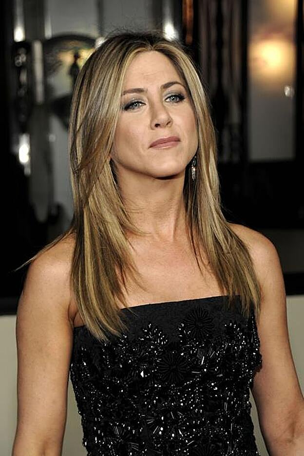 Jennifer Aniston con su icónica melena capeada planchada, en una entrega de premios en 2012.