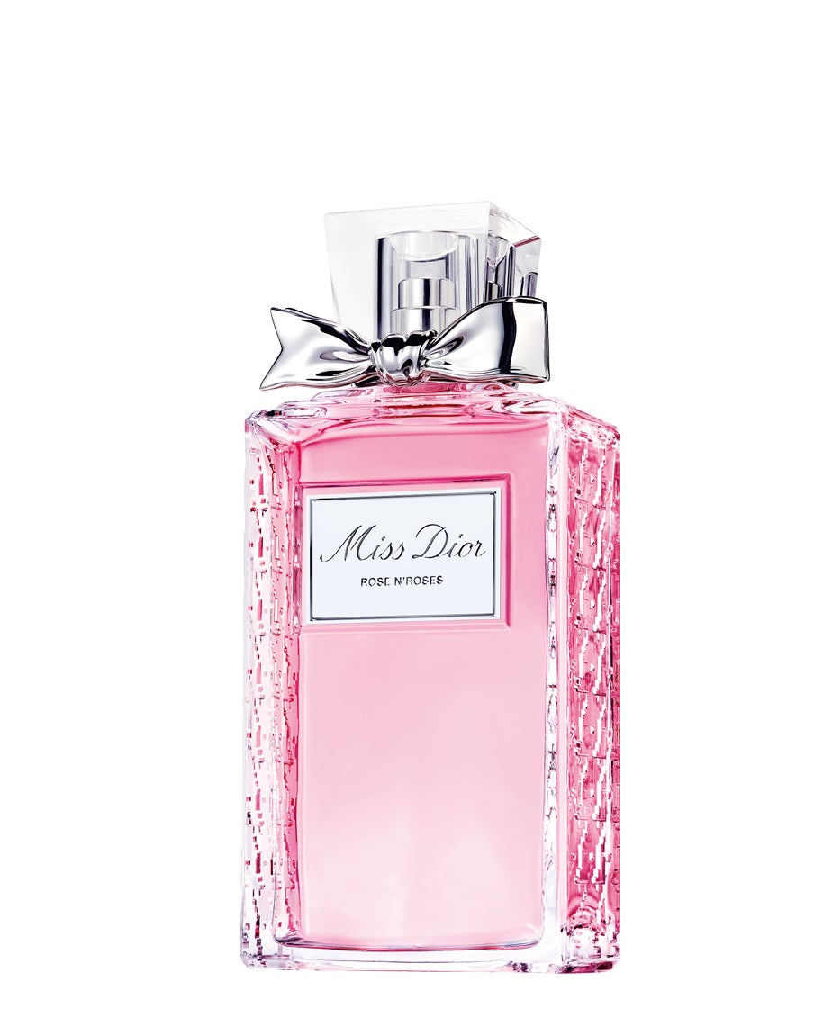 Crea un mix de pétalos y muguet que es pura audacia. Miss Dior Rose n’Roses de Dior (116 €)