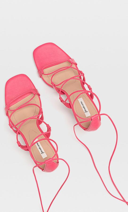 Con tiras cruzadas a modo de cordones, de Stradivarius (29,99 euros):